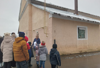 #Безопасноедетство2025 Обильные снегопады и потепление вызывают образование сосулек и сход снега с крыш зданий.